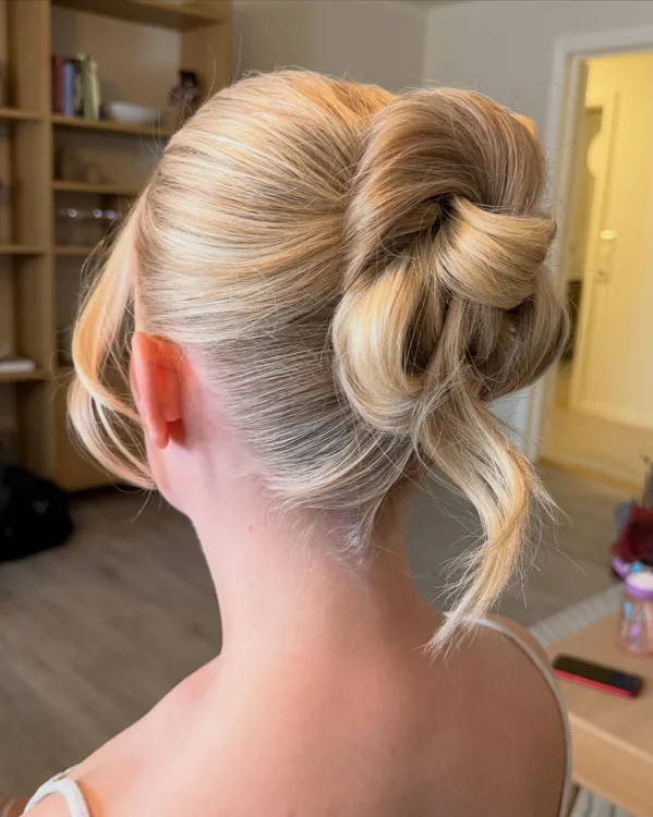 Elegant oppsetting i blondt hår